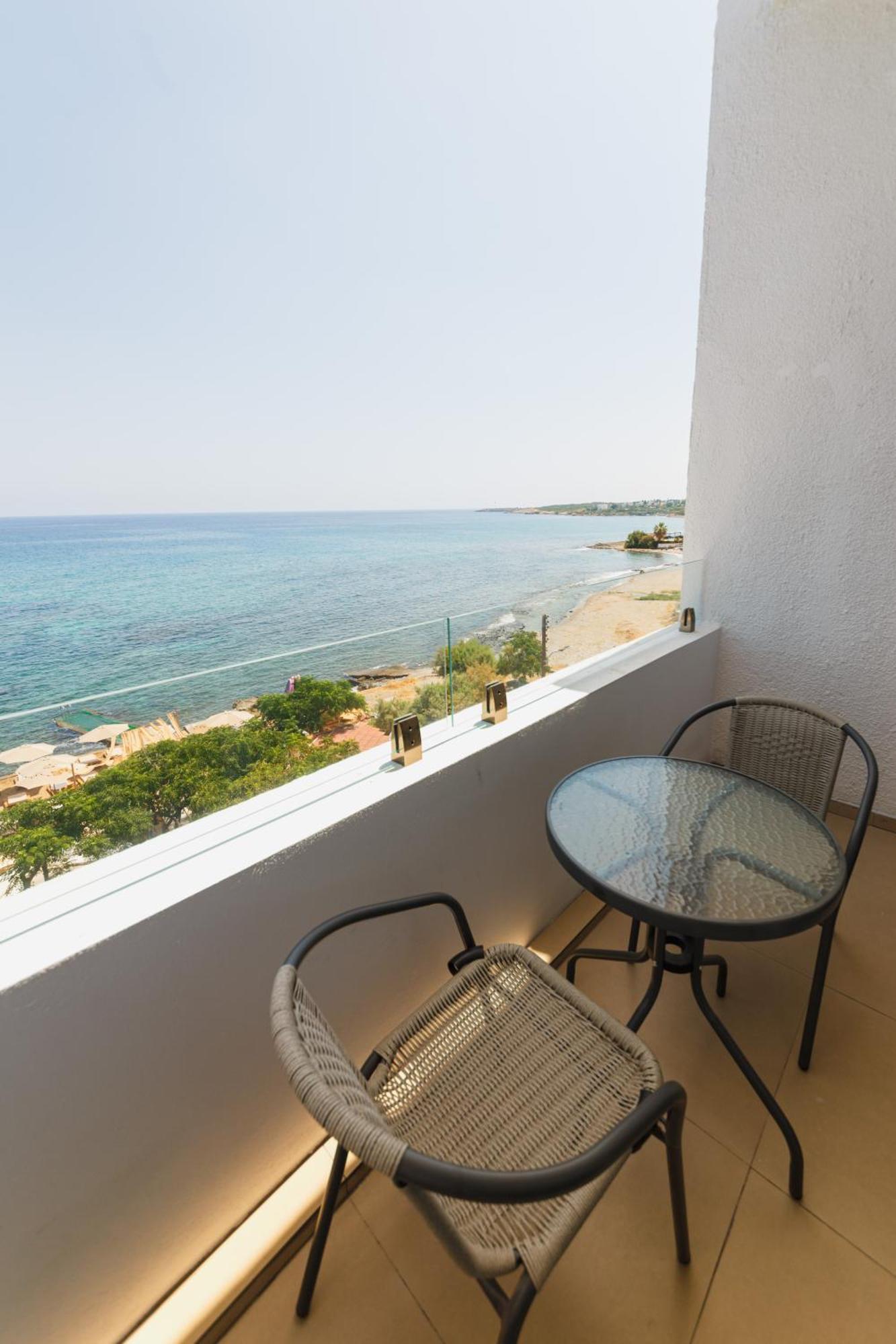 Azure Bay Hotel Agia Varvara Luaran gambar