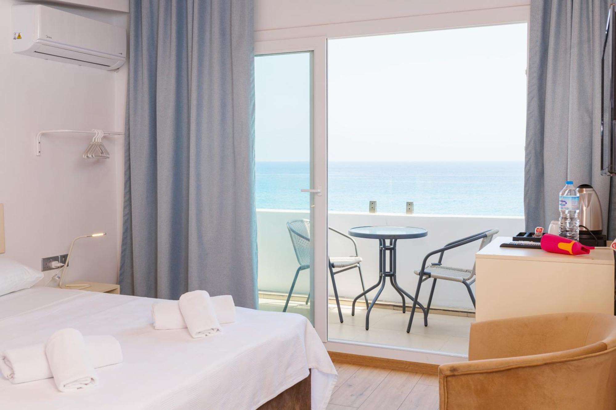 Azure Bay Hotel Agia Varvara Luaran gambar