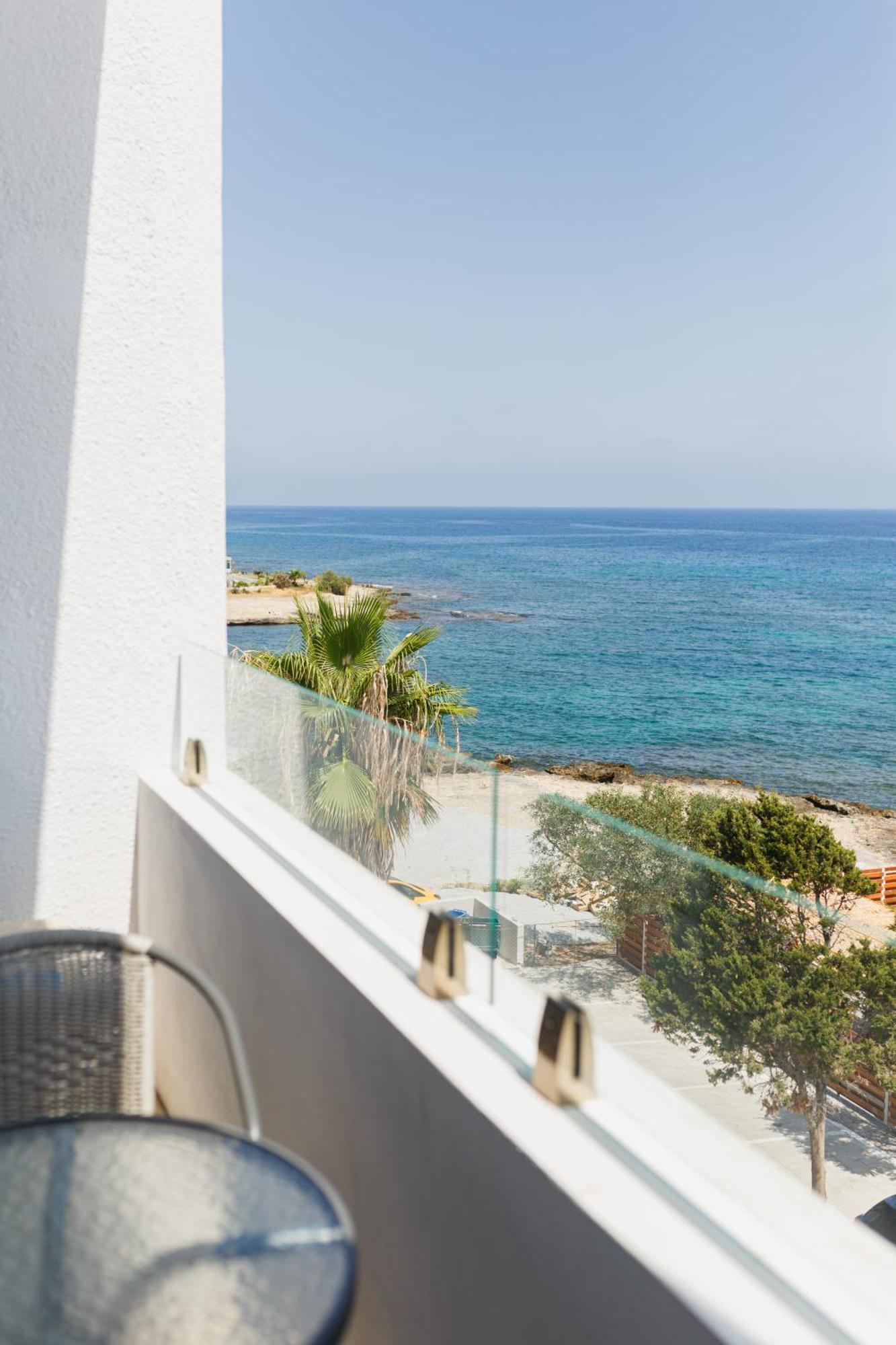 Azure Bay Hotel Agia Varvara Luaran gambar