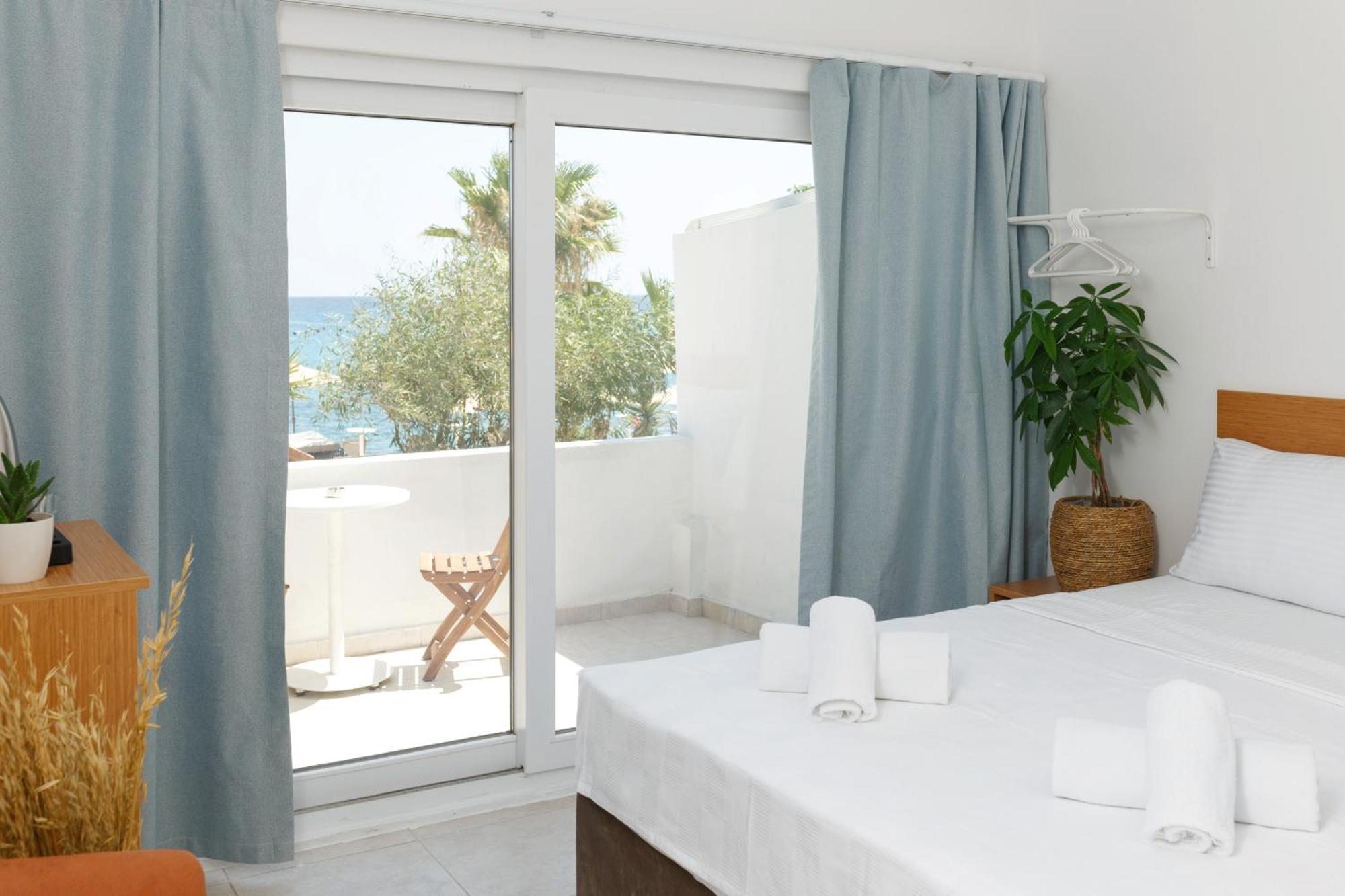Azure Bay Hotel Agia Varvara Luaran gambar