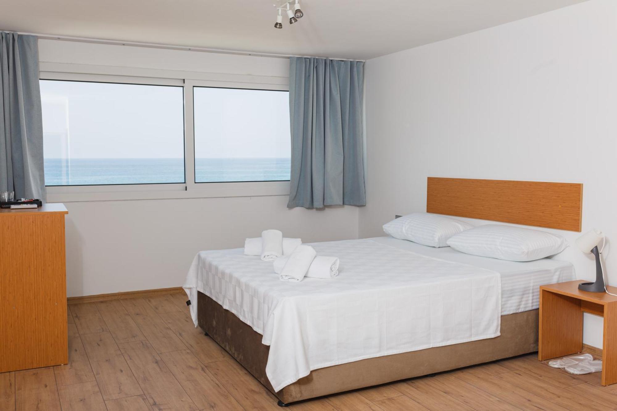 Azure Bay Hotel Agia Varvara Luaran gambar