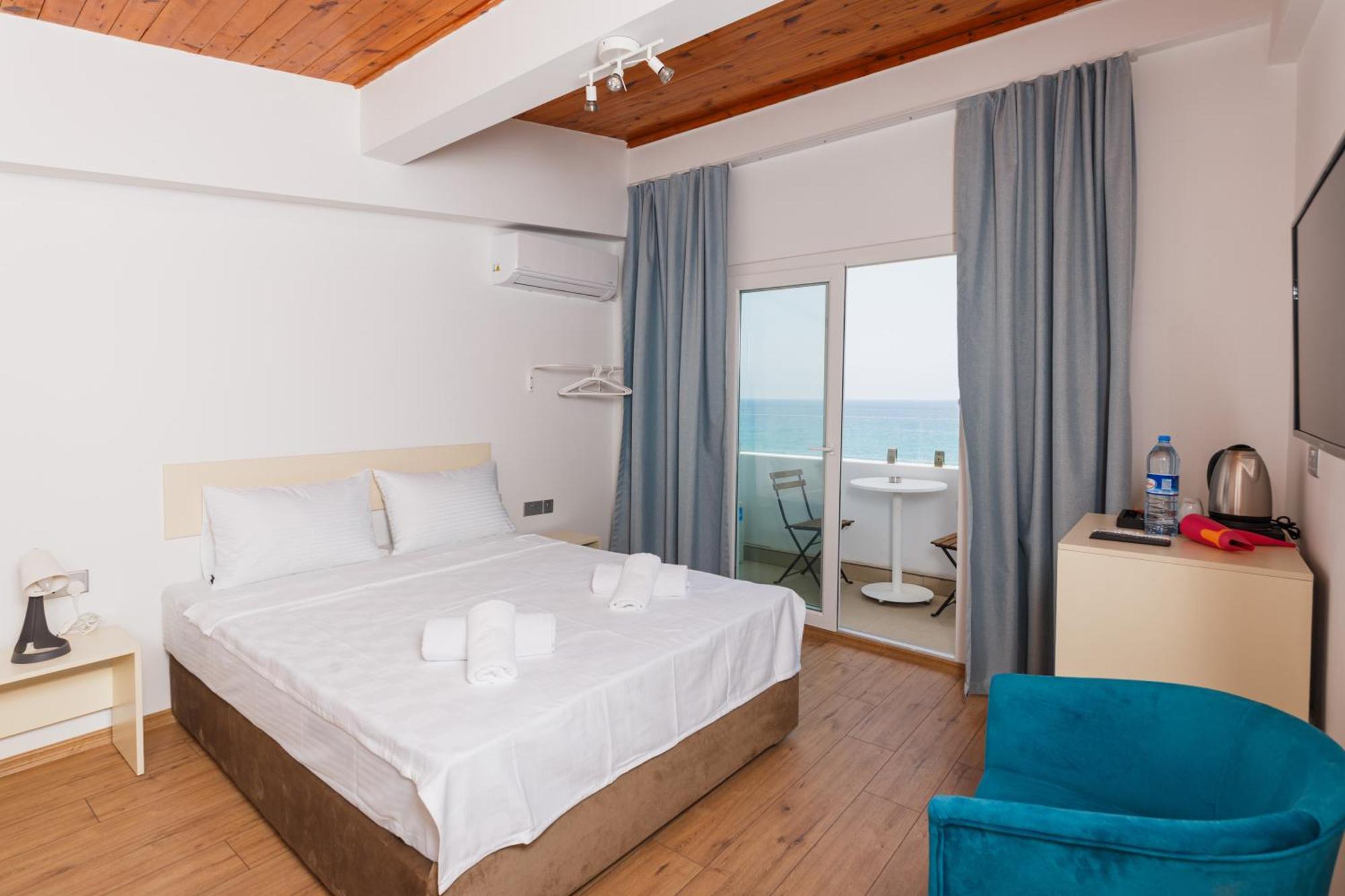 Azure Bay Hotel Agia Varvara Luaran gambar