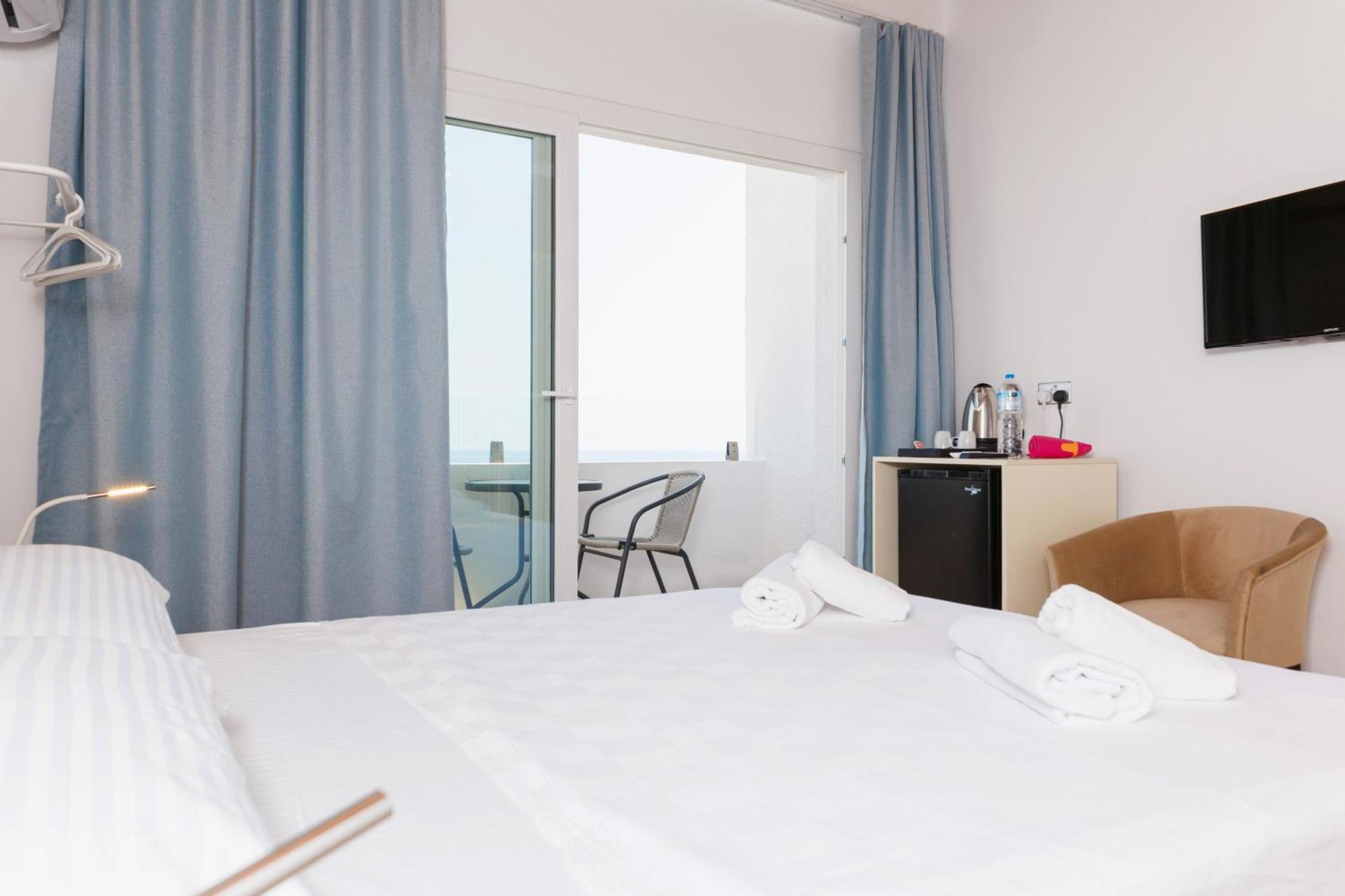 Azure Bay Hotel Agia Varvara Luaran gambar