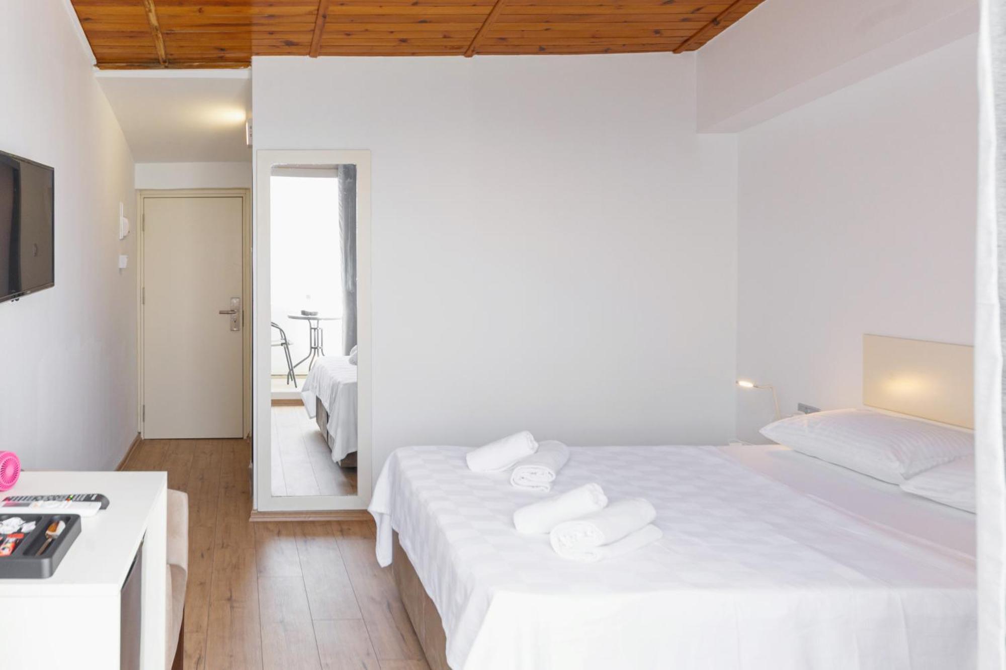 Azure Bay Hotel Agia Varvara Luaran gambar