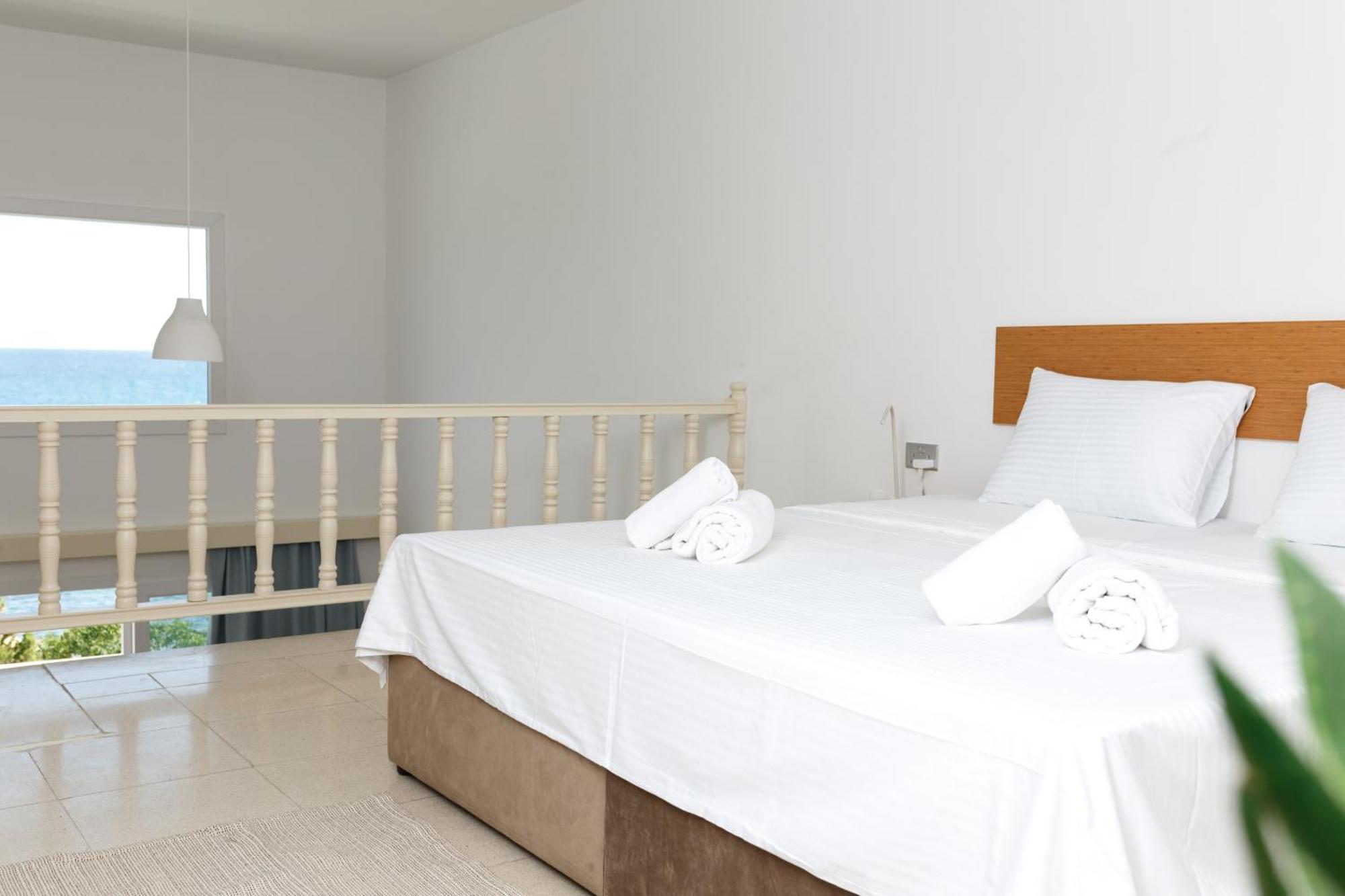 Azure Bay Hotel Agia Varvara Luaran gambar