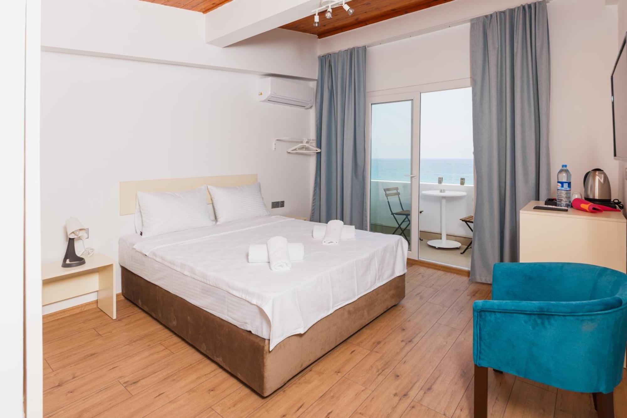 Azure Bay Hotel Agia Varvara Luaran gambar