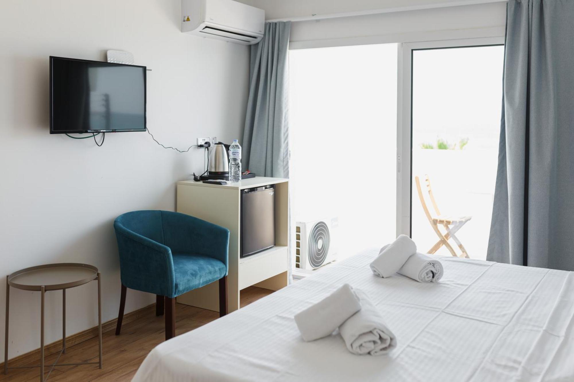 Azure Bay Hotel Agia Varvara Luaran gambar