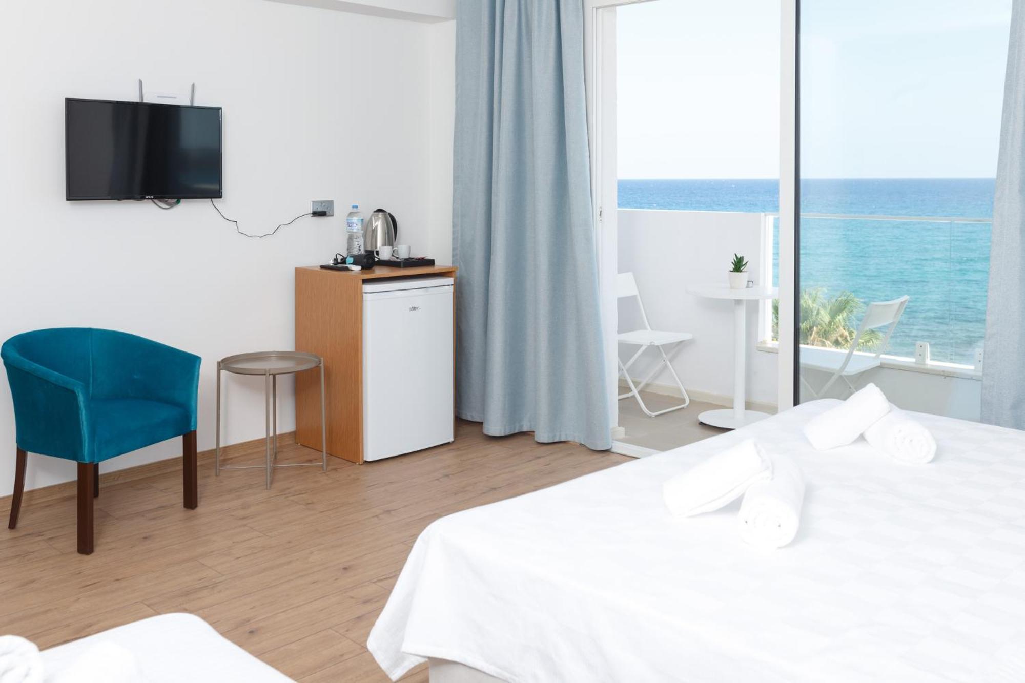 Azure Bay Hotel Agia Varvara Luaran gambar