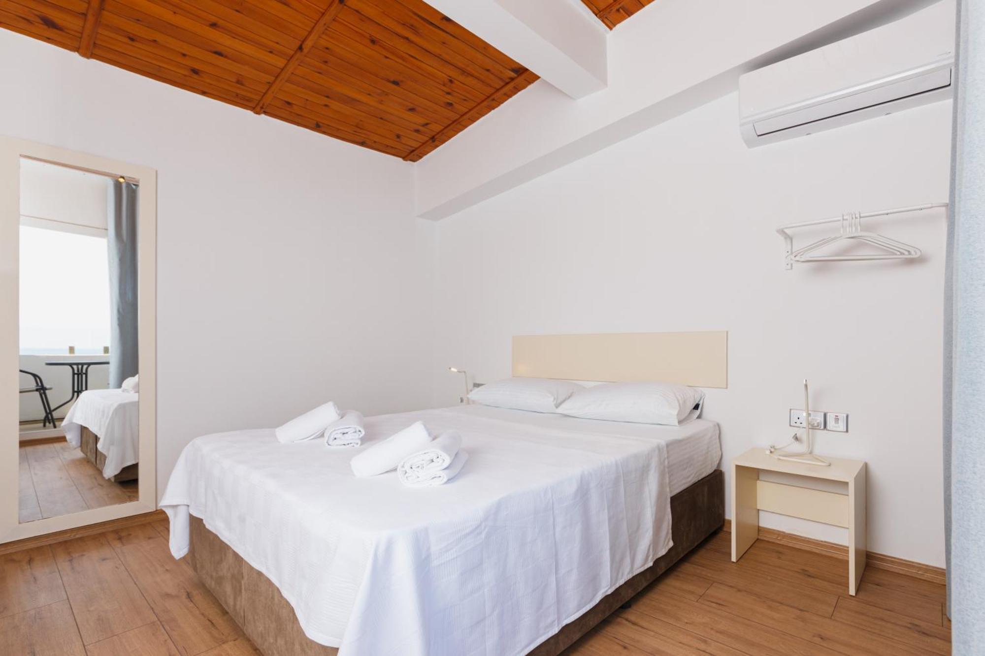 Azure Bay Hotel Agia Varvara Luaran gambar