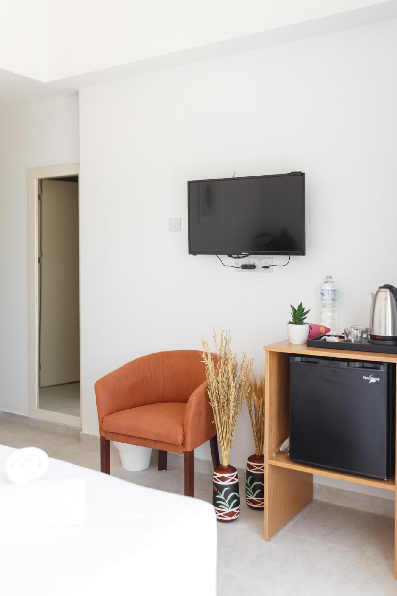 Azure Bay Hotel Agia Varvara Luaran gambar