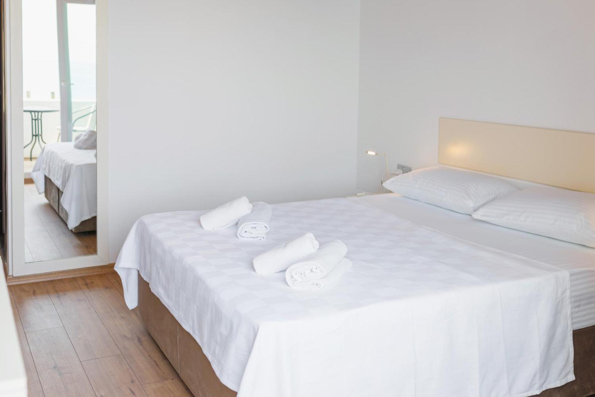 Azure Bay Hotel Agia Varvara Luaran gambar