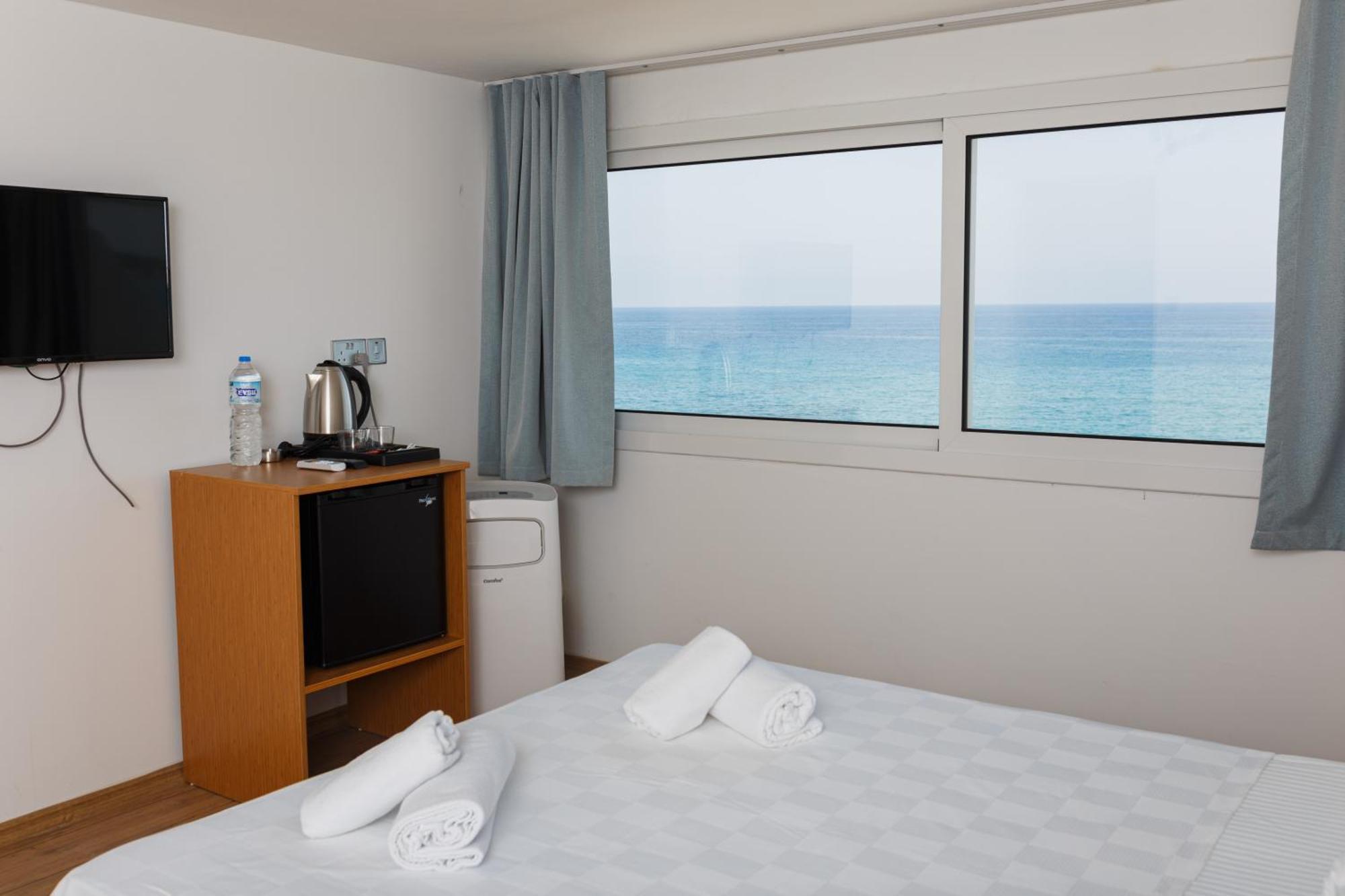 Azure Bay Hotel Agia Varvara Luaran gambar