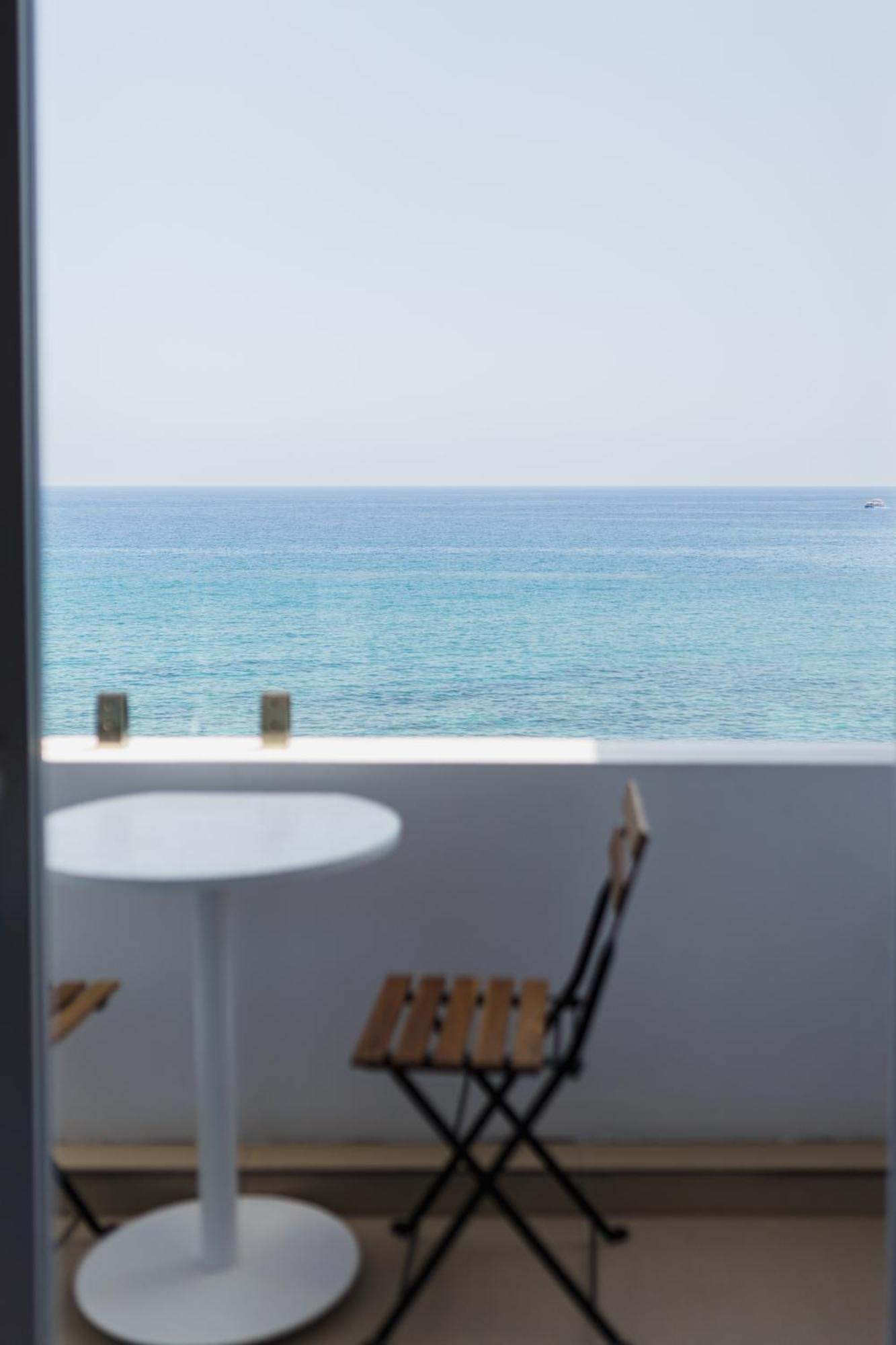 Azure Bay Hotel Agia Varvara Luaran gambar