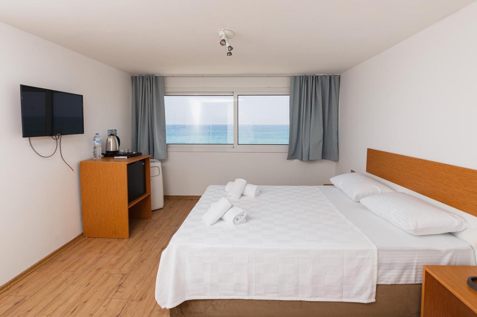 Azure Bay Hotel Agia Varvara Luaran gambar