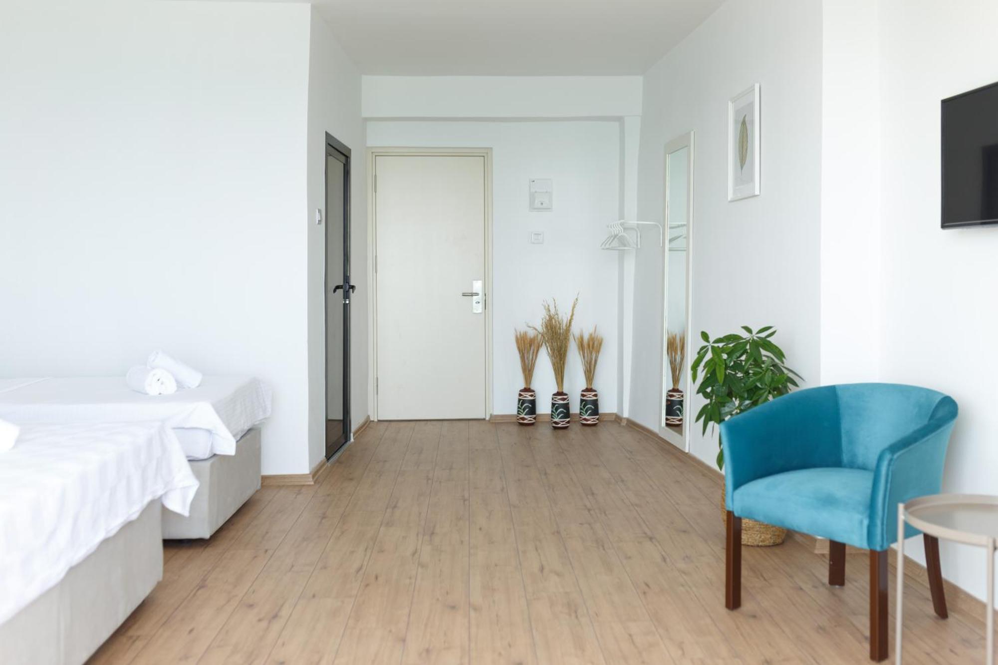 Azure Bay Hotel Agia Varvara Luaran gambar