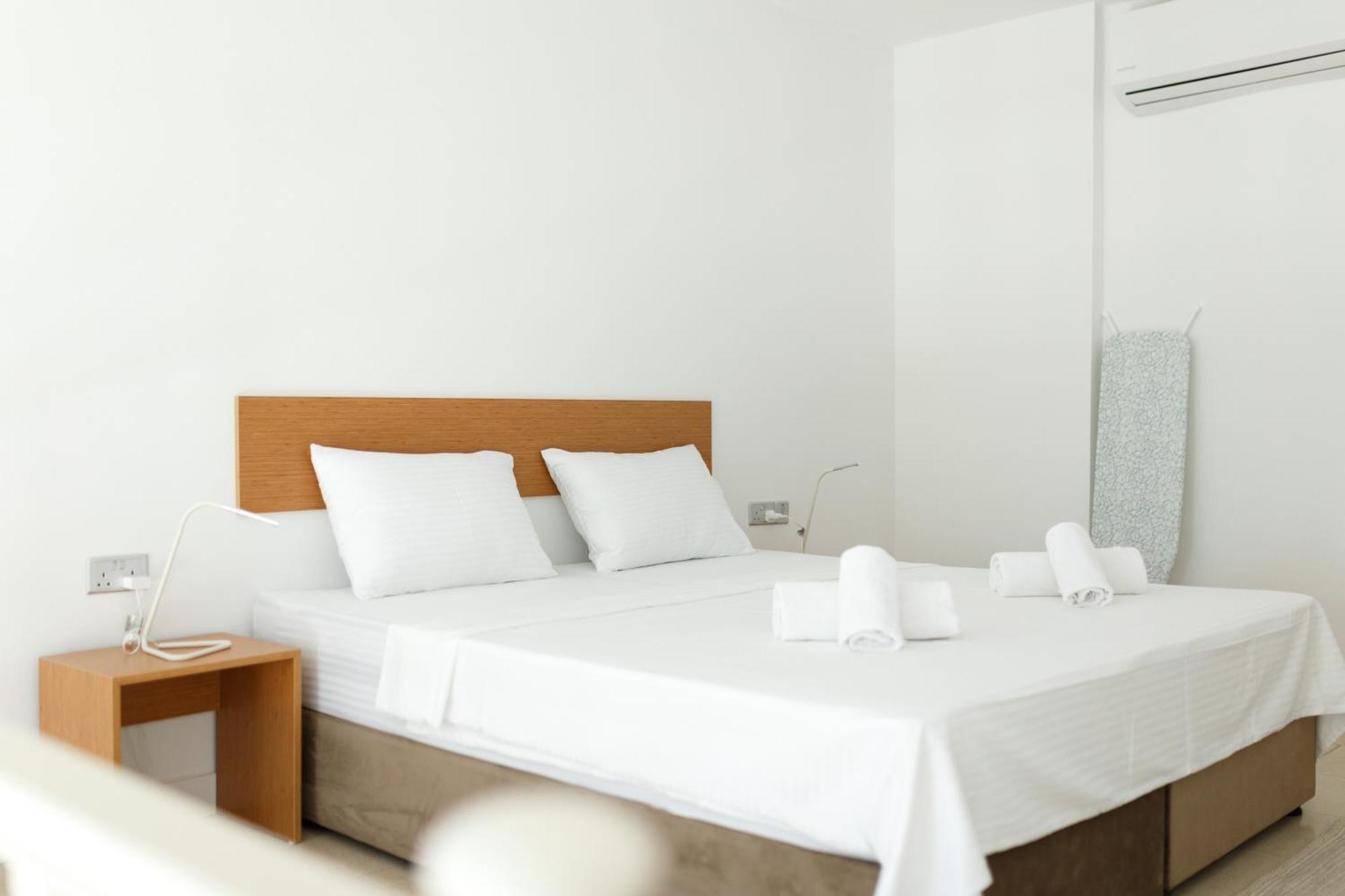 Azure Bay Hotel Agia Varvara Luaran gambar