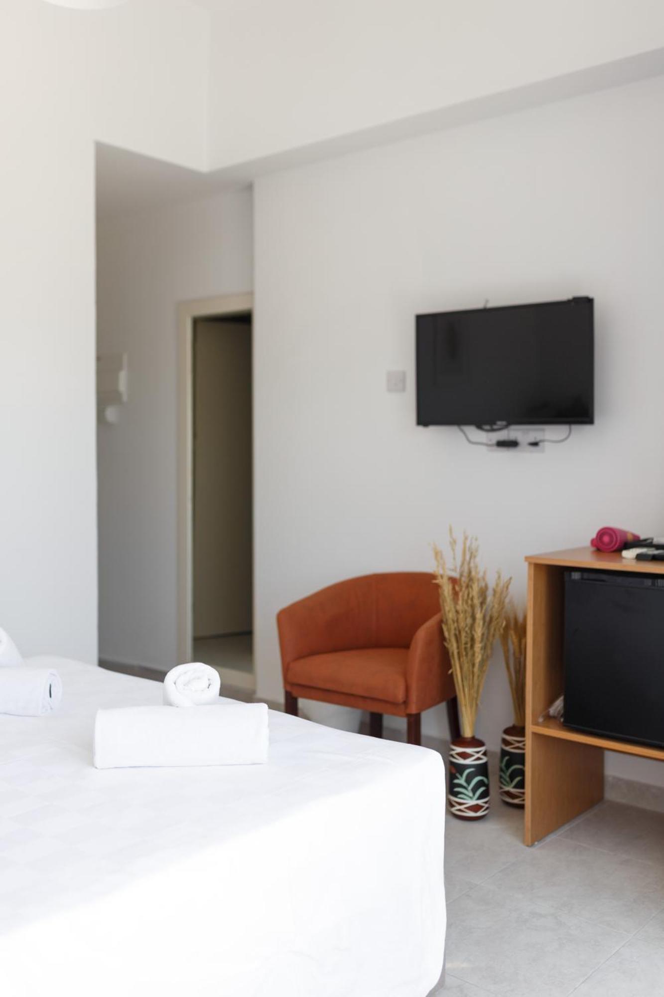 Azure Bay Hotel Agia Varvara Luaran gambar
