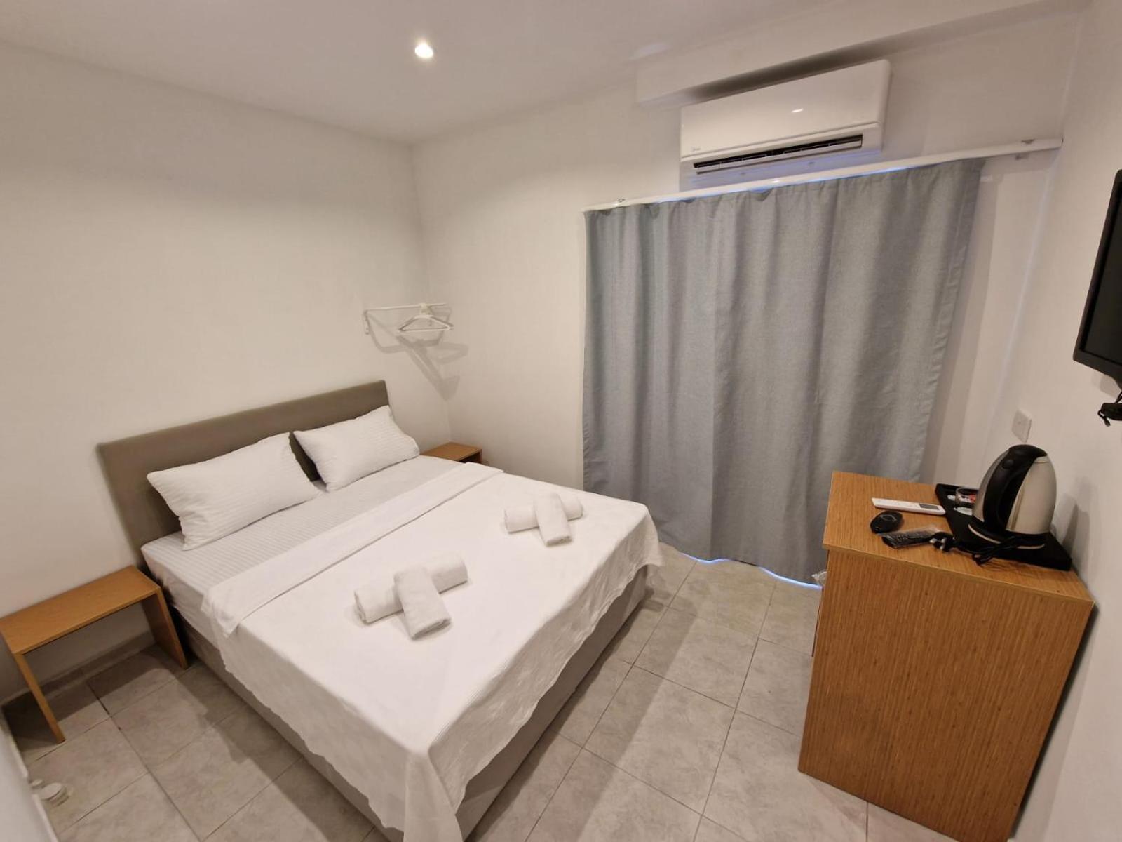 Azure Bay Hotel Agia Varvara Luaran gambar