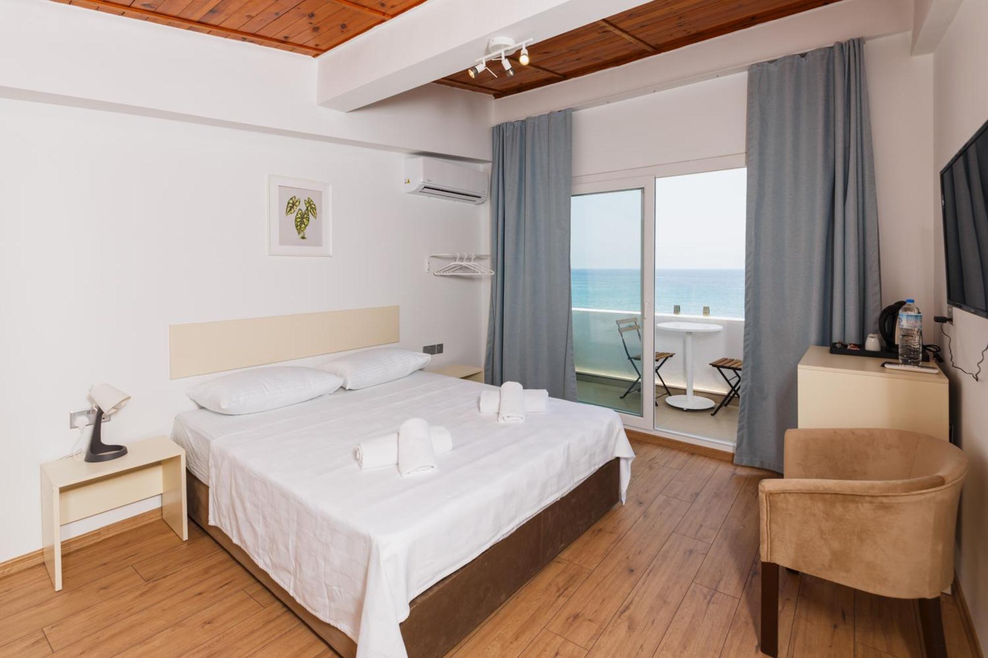 Azure Bay Hotel Agia Varvara Luaran gambar