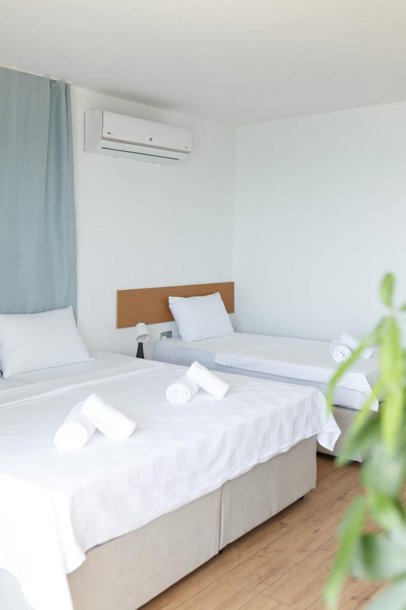 Azure Bay Hotel Agia Varvara Luaran gambar