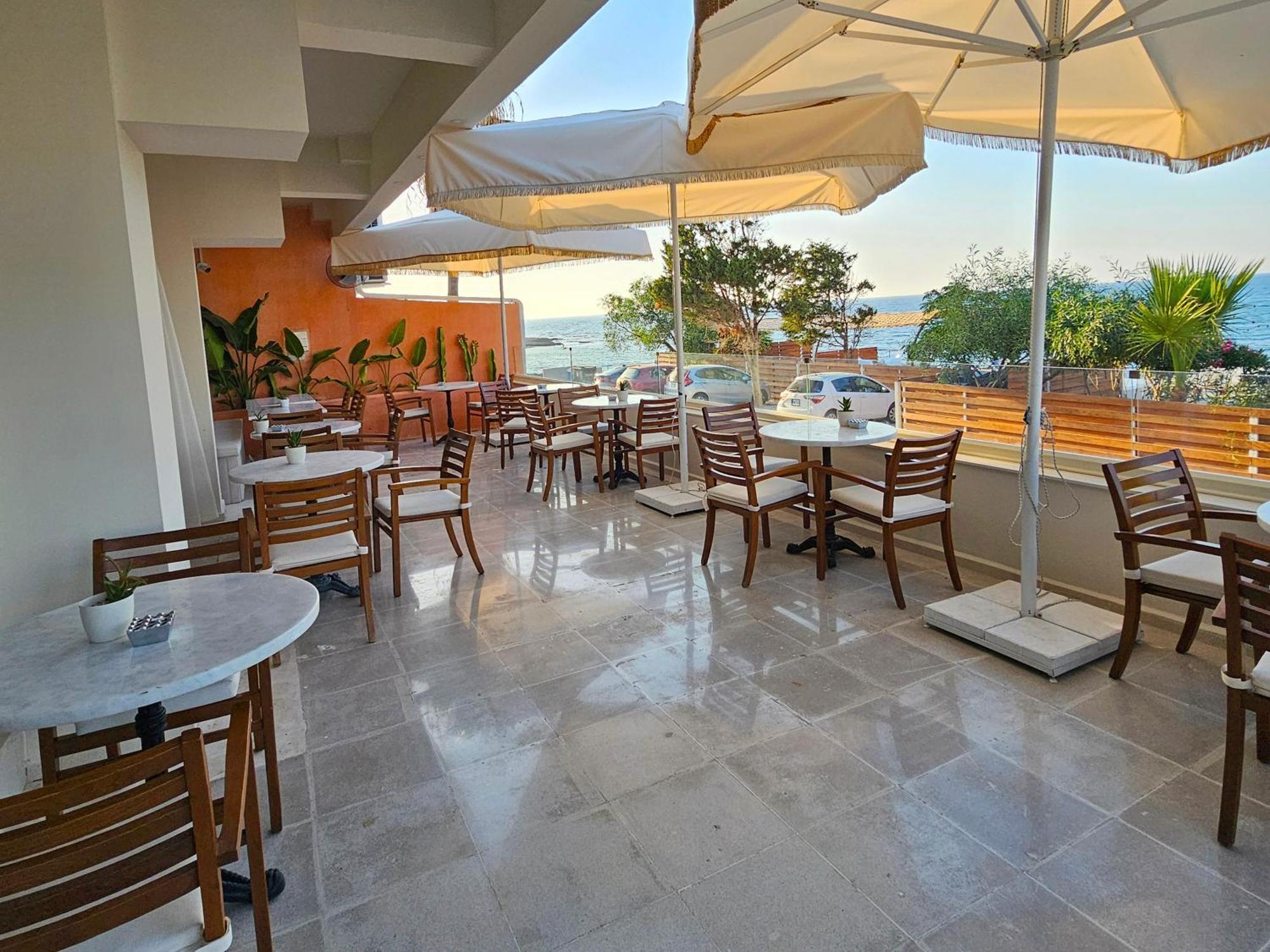 Azure Bay Hotel Agia Varvara Luaran gambar